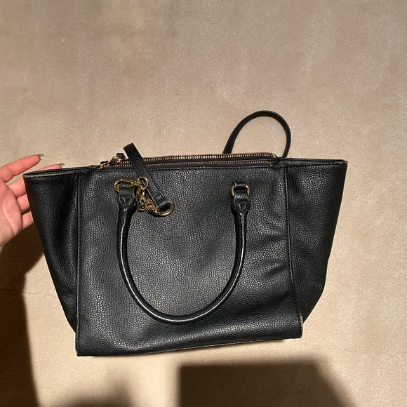 Black tommy brand bag that can be carried both cross-body and on the arm. - Picture 8 of 9